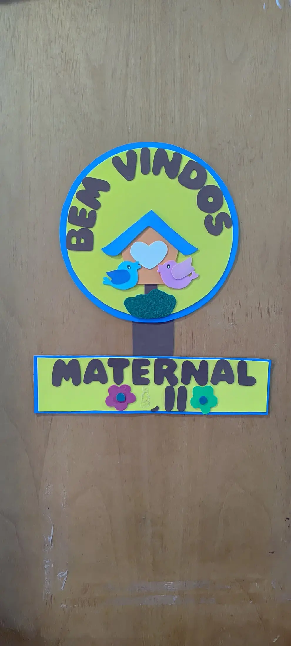 Porta do Maternal II decorada com a placa de boas-vindas