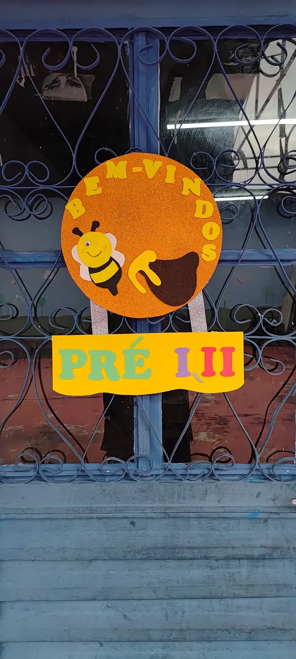 Placa de boas-vindas da turma do Pré I e II, com uma abelhinha