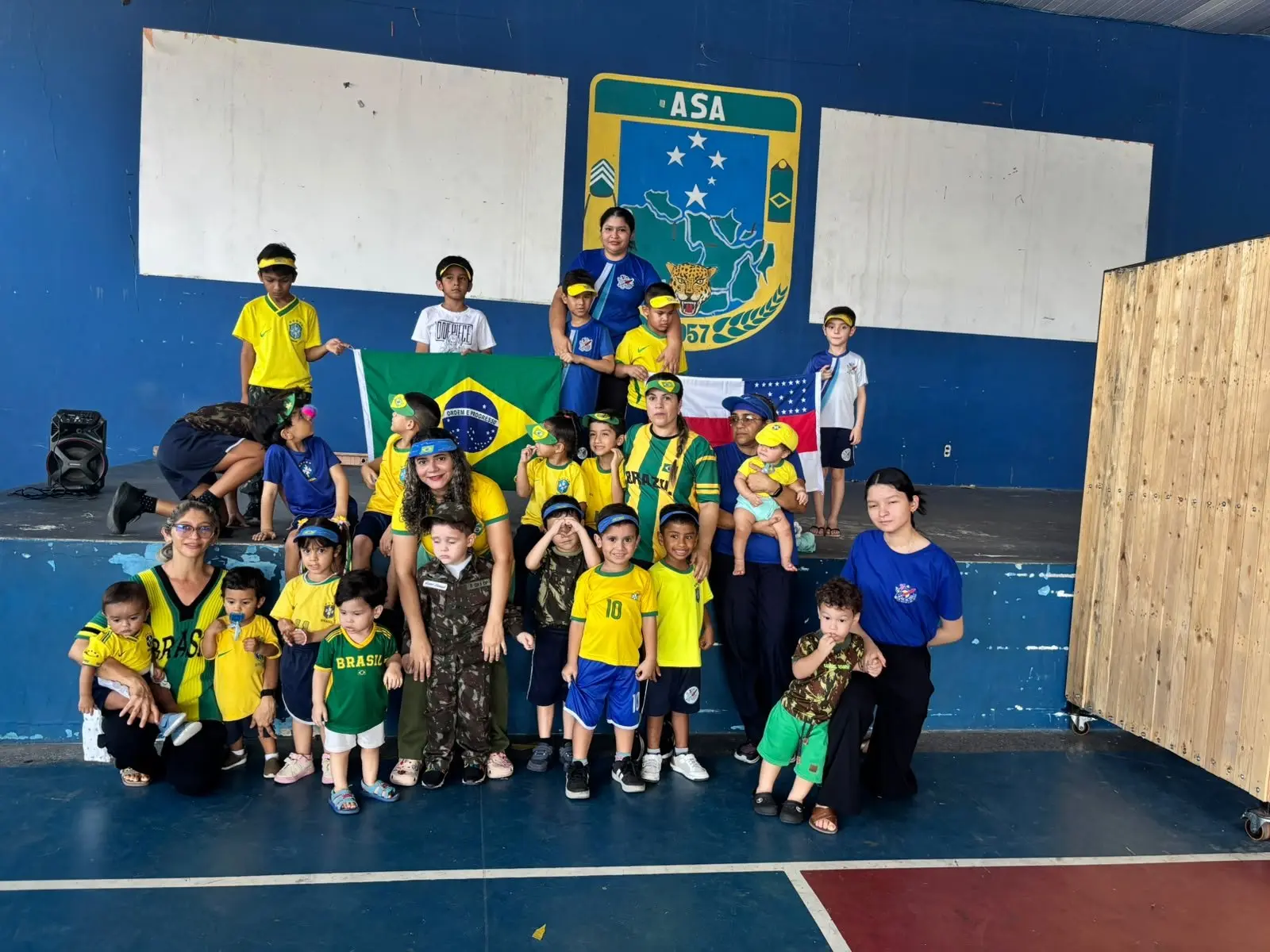 Turmas reunidas na quadra coberta da ASA, em frente ao brasão da associação